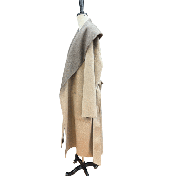 Super Luxe Two-tone Design Relaxed Fit Wool Cape Coat With A Wide Shawl-style Collar For Fall/Winter - Image 3