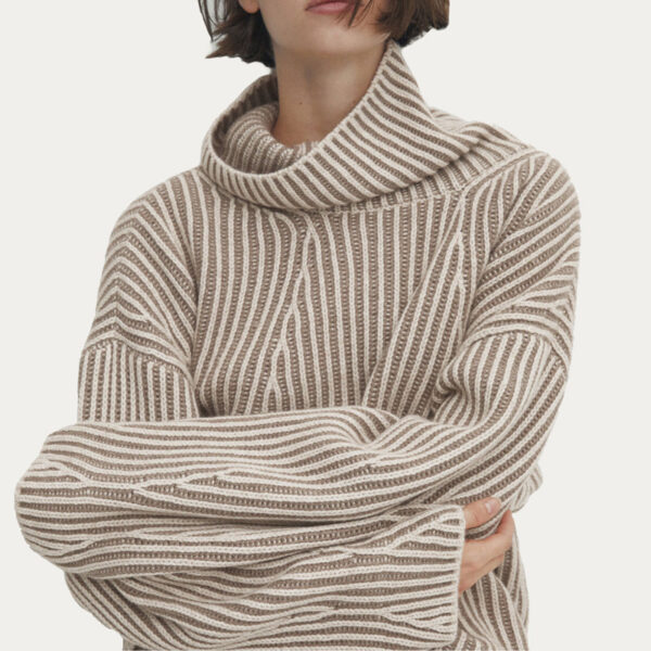 Ladies Loose-Fit Oversized Cashmere Two-Colors Brioche Sweater - Image 3