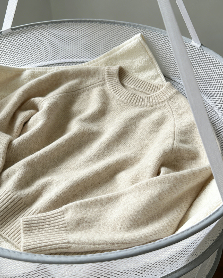 Lay cashmere flat to dry after washing羊绒毛衣平放晾干